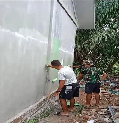 Rehab Madrasah RA Alfa Rukiyah Hampir Tuntas, Satgas Lanjutkan Pengecatan Dinding Samping dan Belakang