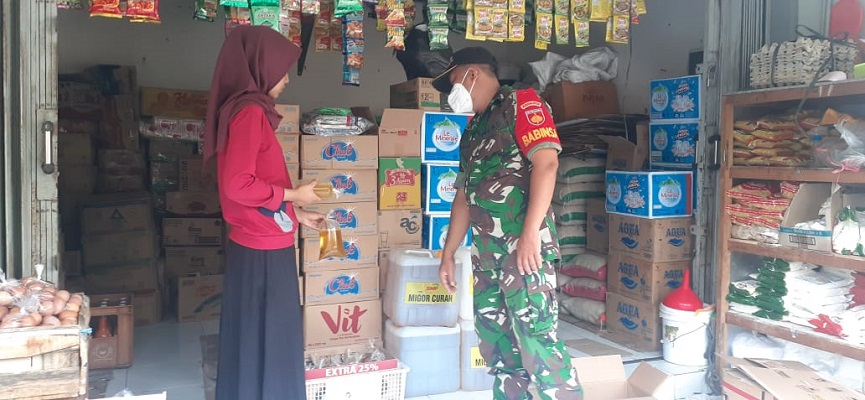 Terus Melakukan Pengecekan Harga Minyak Goreng, Koramil 09/Grogol Mendatangi Pasar Grogol