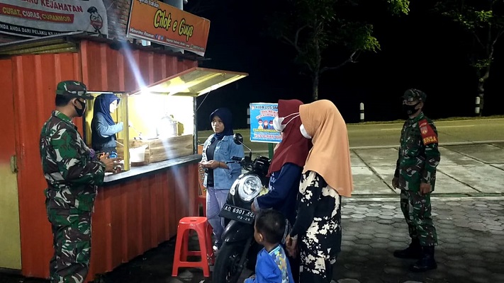 Tangkal Covid-19, Serma Jumarno Mengawasi Penerapan PPKM Level 2