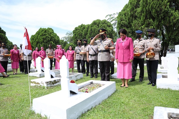 Jelang HUT Bhayangkara ke-76, Kapolda Sumut Pimpin Upacara Ziarah di Makam Pahlawan
