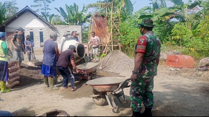 Babinsa Koramil Tipe B 0808/15 Gandusari Menggelar Kerja Bakti Beserta Warga Masyarakat