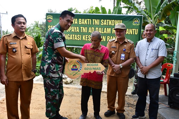 Dandim 0213/Nias Menyerahkan Kunci Rumah Hasil Pembangunan RTLH