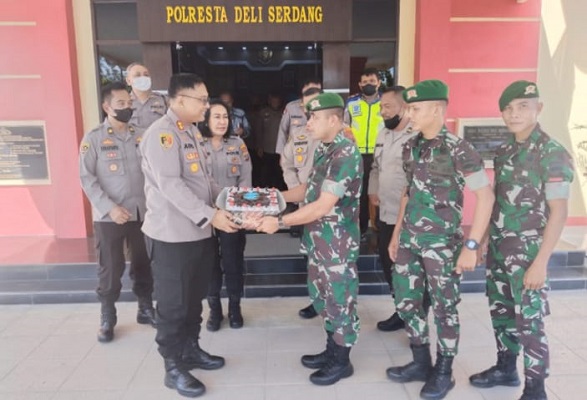HUT Bhayangkara ke-76, Prajurit Yonif Mekanis 121/MK Berikan "Surprise" kepada Wakapolresta Deli Serdang