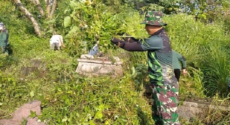 Jumat Bersih, Babinsa Menjadi Motifator dan Penggerak Warga dengan Laksanakan Kerja Bakti