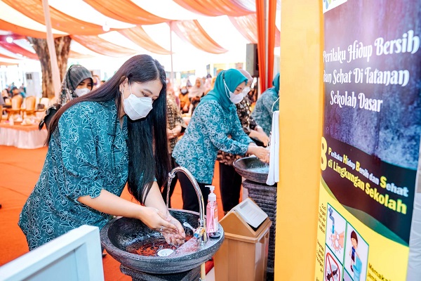 Ketua TP PKK Bagi Belasan Sepeda Kepada Dokter Cilik dan Murid TK, Ajarkan Anak Cuci Tangan Pakai Sabun