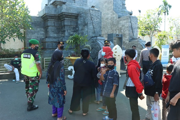 Kodim 0808/Blitar Beserta Polres Blitar Kota Menggelar Operasi Yustisi dan Penegakan Prokes