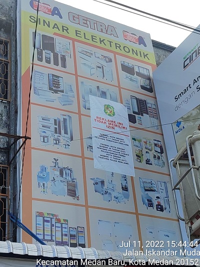 Pemko Medan Tertibkan Reklame Bermasalah di Wilayah Kecamatan Medan Baru