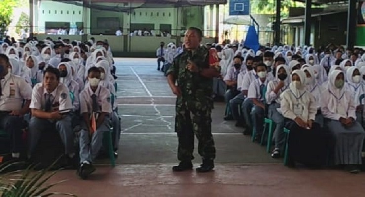 Tanamkan Rasa Cinta Tanah Air, Babinsa Srengat Memberikan Materi Wasbang kepada Siswa-Siswi SMAN 1 Srengat
