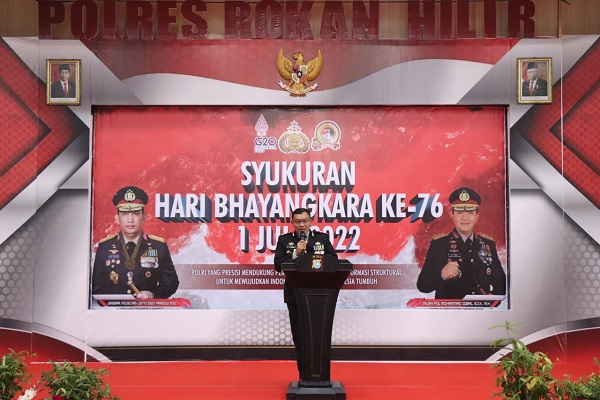 Upacara HUT Bhayangkara ke-76 Dilaksanakan oleh Polres Rohil di Mapolres Rohil