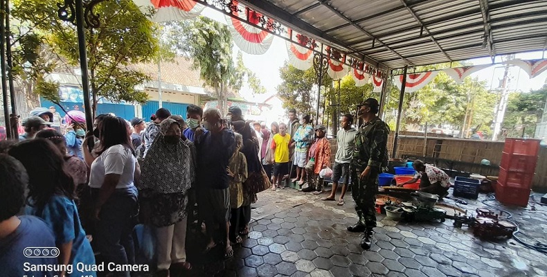 Babinsa Kratonan dan Linmas Membagikan Hewan Kurban