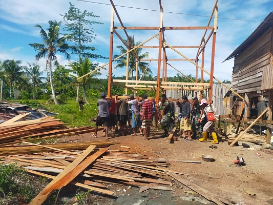 Wujudkan Harapan Warga di Papua, Satgas Pamtas Yonif 711/Rks Bantu Bangun Rumah