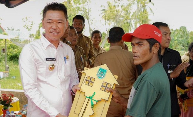 Bupati Rohil Menyerahkan 15 Rumah Resetlemen