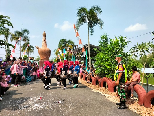Babinsa Membantu Desa Juron dalam Pengamanan Lomba Peringatan HUT RI