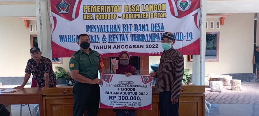 Pastikan Berjalan Lancar dan Aman, Babinsa Ponggok Mendampingi Penyaluran BLT DD buat Warga Binaannya