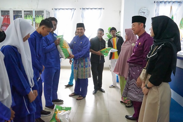 Peringati Tahun Baru Islam, Bupati Rohil dan GMRB Santuni Anak Yatim