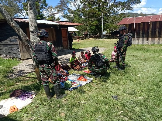 Satgas Pamtas Yonif Raider 142/KJ Lakukan Pembinaan Teritorial dan Komsos