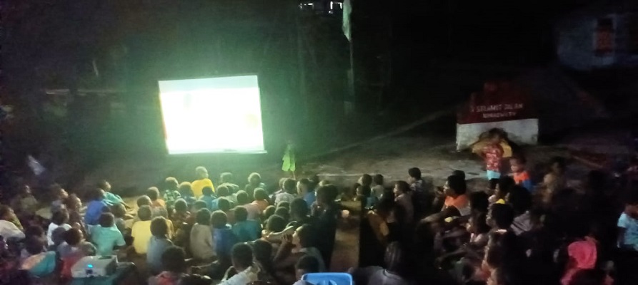 Satgas TMMD Mimika Hibur Warga dengan Acara Nonton Bareng