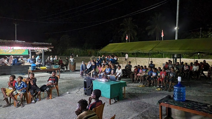 Satgas Yonif 126/Kc Menggelar Nonton Bareng Bersama Anak-anak dan Masyarakat Papua