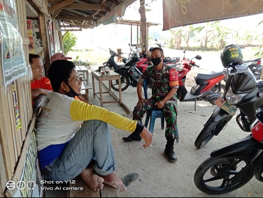 Semarakkan Dirgahayu RI ke-77, Babinsa Himbau Warga Pasang Bendera