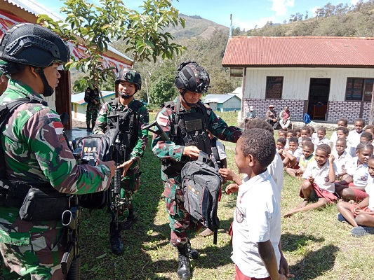 Wadan Satgas Pamtas Yonif Raider 142/KJ Berkunjung ke SD YPK Polimo