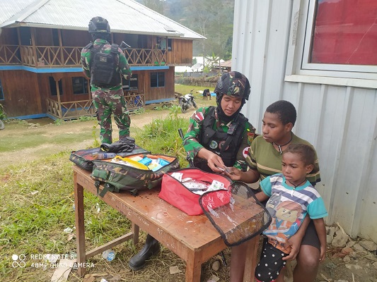 Warga Berduyun-Duyun Datangi Satgas Pamtas RI PNG Yonif Raider 142/KJ