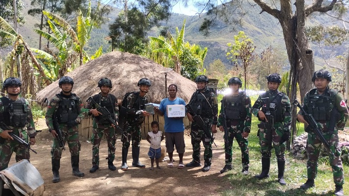 Aksi Door to Door Satgas Yonif Mekanis 203/AK dalam Mendengarkan Keluhan Masyarakat