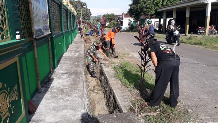 Babinsa Koramil Tipe B 0808/11 Binangun Menggelar Kerja Bakti Bersama