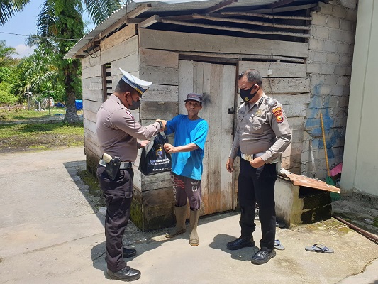 Bantuan kepada Masyarakat Pasca Penyesuaian Harga BBM Disalurkan oleh Kapolres Rohil