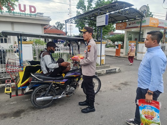 Berikan Bantuan 100 Karung Beras buat Bentor dan Pengemudi Truck Terdampak Kenaikan BBM, Inilah Pesan Kapolres Rohil