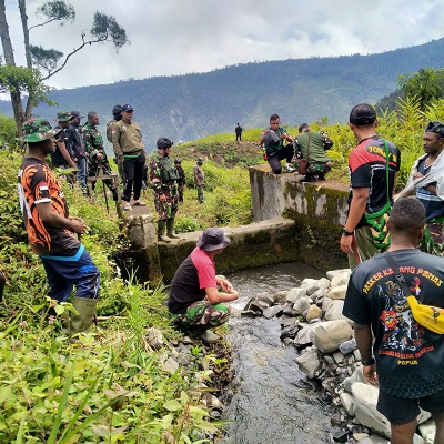Dandim 1714/Puncak Jaya Meninjau Pembersihan Saluran Irigasi PLTA di Kampung Bendungan