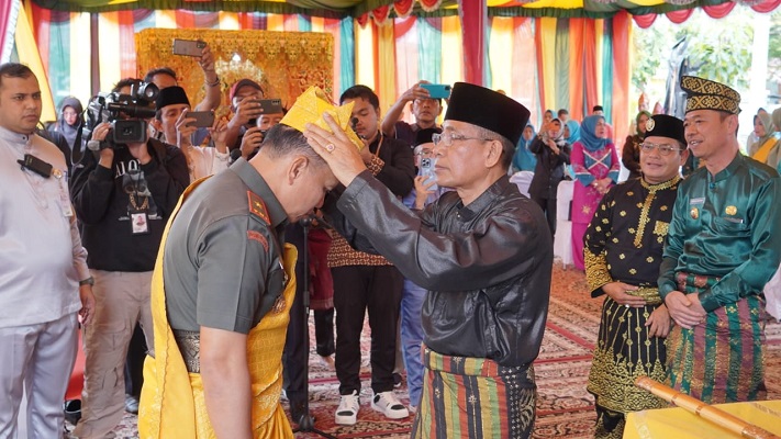 Danrem 031 Wira Bima Menerima Gelar Adat Datuk Panglimo Lelo Mudo dari LAM Rohil