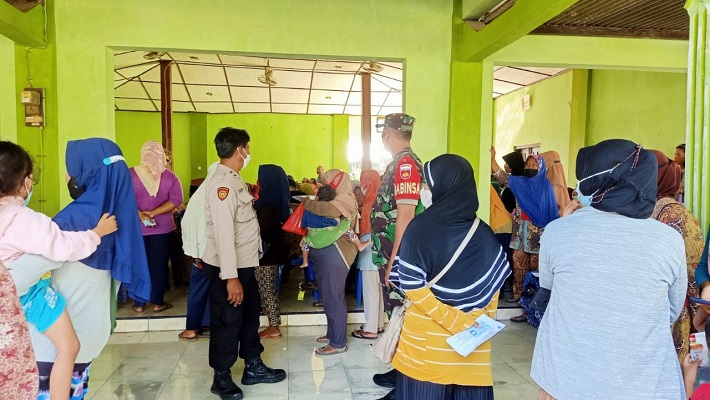 Pendistribusian BLT BBM dan BLT Sembako Didampingi Babinsa Patihan