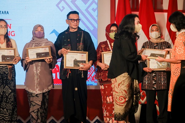 Penghargaan Pameran Kriyanusa 2022 Diraih oleh Dekranasda Kota Medan