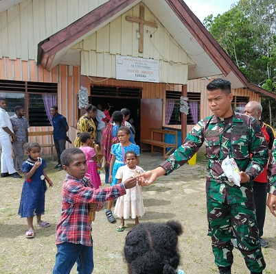 Penuh Sukacita Satgas Pamtas Yonif Raider 142/KJ Beserta Anak-Anak di Tolikara