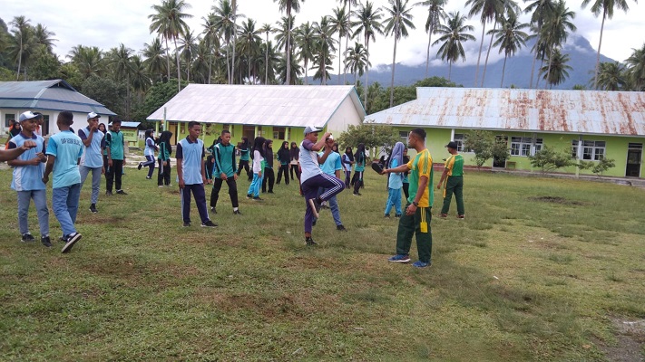 Perkuat Mental dan Kepribadian, Satgas Yonarmed 1 Kostrad Melatih Taekwondo Para Siswa SMAN Biloro