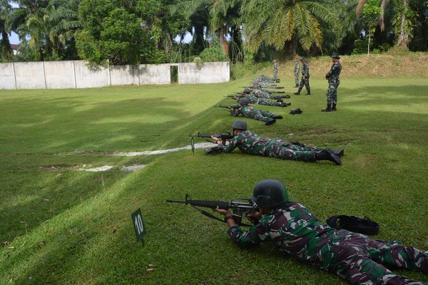 Prajurit Korem 022/Pantai Timur Meningkatkan Kemampuan Menembak Jatri