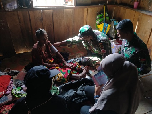 Sakit Demam dan Pusing, Warga Didatangi dan Diobati oleh Satgas Yonif 126/KC