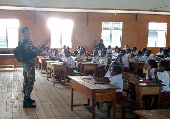 Satgas Pamtas Yonif Raider 142/KJ Memperkuat Wawasan Kebangsaan Siswa Sekolah di Kabupaten Tolikara