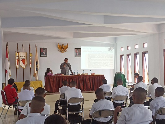 Taruna Taruni AMM Diajak Kazona Bakamla Timur untuk Jaga Perairan Indonesia