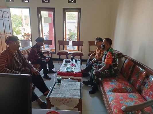 Tingkatkan Keakraban Bersama Warga Masyarakat, Babinsa Gelar Komsos