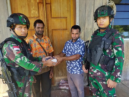 Tokoh Adat di Pegunungan Tengah Ditemui oleh Satgas Pamtas Yonif Raider 142/KJ