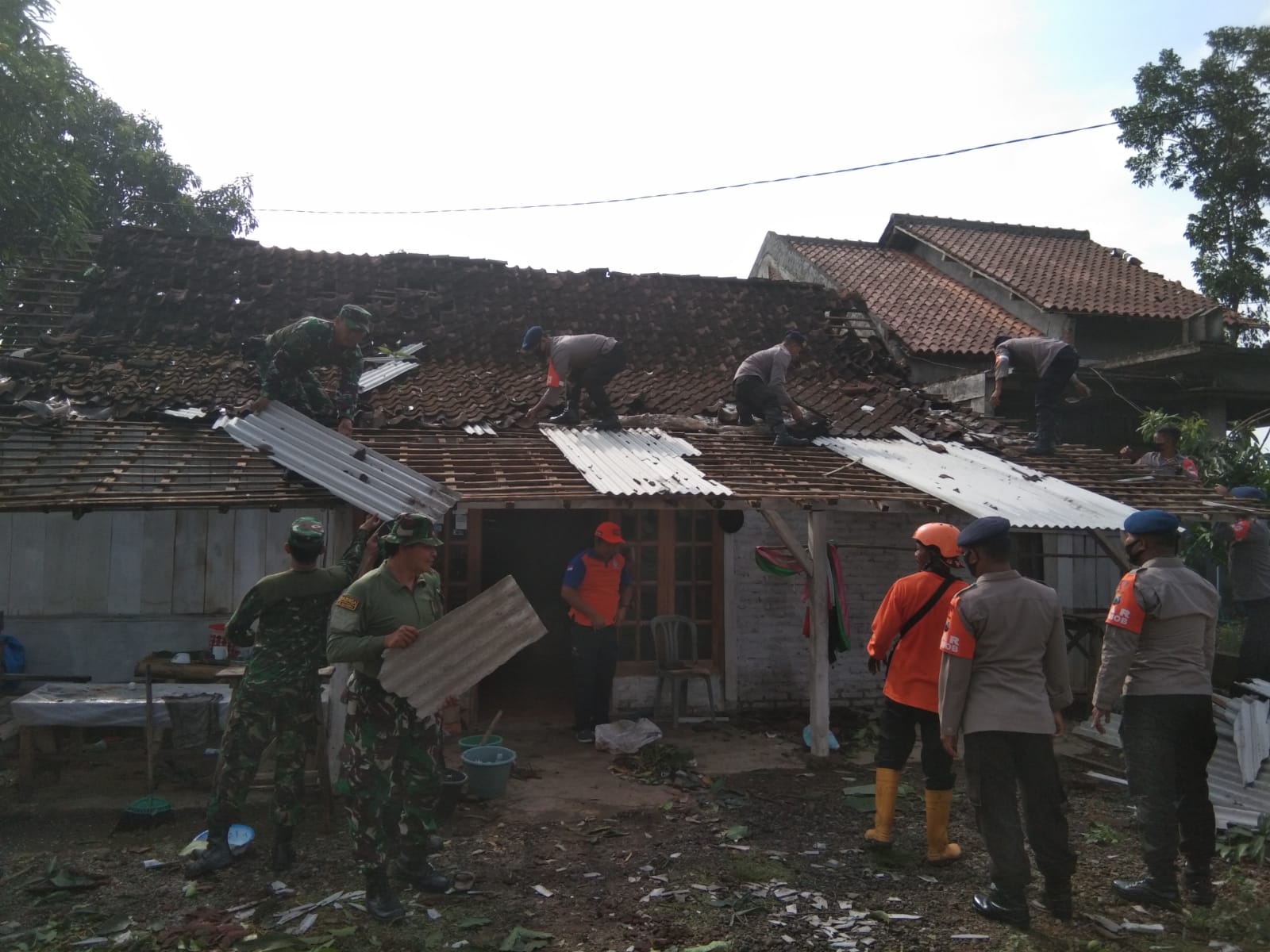TNI AD dan Lintas Terkait Perbaiki Pemukiman Warga Akibat Amukan Hidrometeorologi