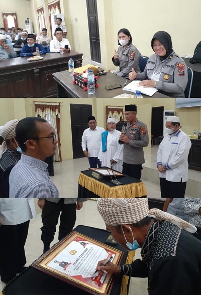 FAKTA INTEGRITAS: Selain mendengarkan tausiyah tiga ulama Peduli Kamtibmas terdiri Ustaz Dr Amhar Nasution MA, KH Zulfikar Hajar dan Dr Mohammad Yusri MA, aparat kepolisian yang hadir juga menandatangani fakta integritas disaksikan masyarakat dan undangan yang hadir.