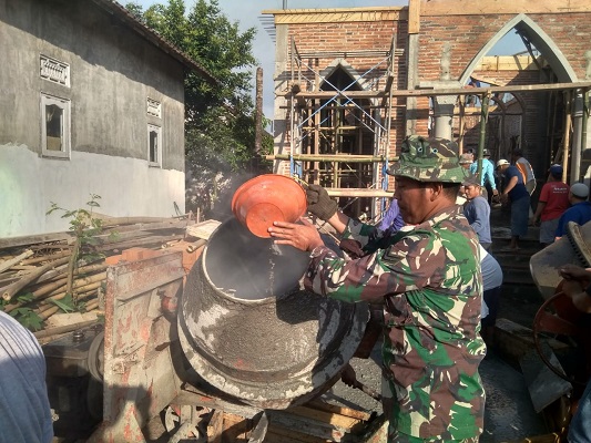 Wujud Kebersamaan, Anggota Koramil Sanankulon dan Warga Menggelar Kerja Bakti Pengecoran Mushola