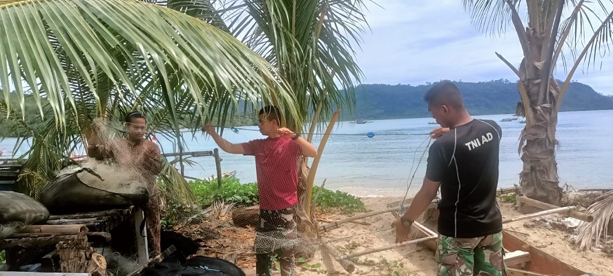 Bantu Orangtua Asuh, Tim Satgas TMMD Perbaiki Alat Tangkap Ikan