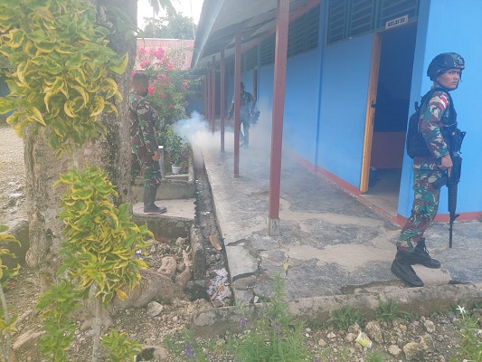 Satgas Yonif 126/KC Melaksanakan Fogging Keliling Kampung untuk Berantas Bibit Malaria