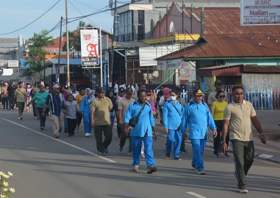 Anggota Korem 174ATW Ikuti Jalan Santai dan Sepeda Santai