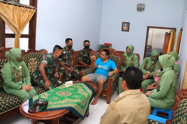 Dandim 0808Blitar Gelar Anjangsana ke Rumah Anggota yang Sedang Sakit