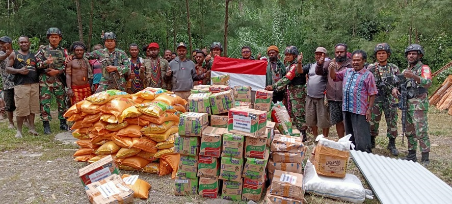 Dandim 1714Puncak Jaya Berikan Bantuan 100 Lembar Seng untuk Pembangunan Honai di Kampung Timobut