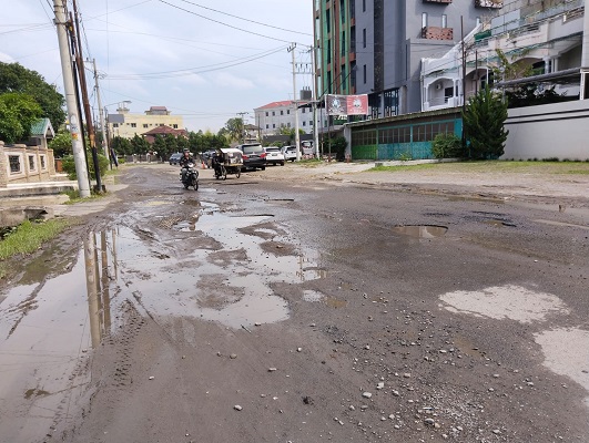 Lima Bulan Jalan Diaspal, Jalan Marsabut depan Hotel Deparis Hancur dan Berlobang